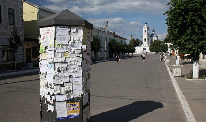 Рекламные тумбы установлены во многих городах России