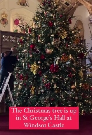 Рождественская ель в Георгиевском зале Виндзорского замка. Фото с сайта hellomagazine.com