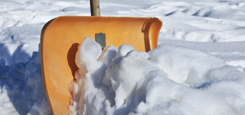 Помните о безопасности работников при уборке снега с крыш. Фото: pixabay.com