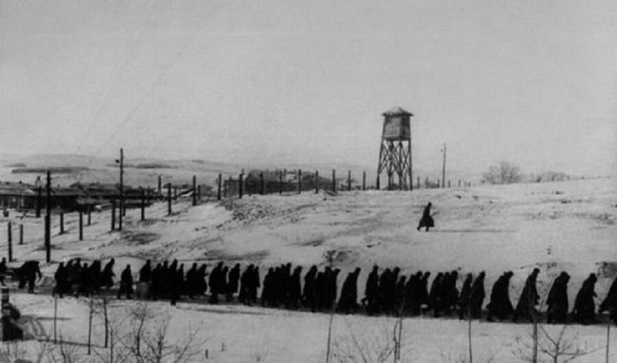 Вообще, это, вроде, фото из Карагандинского лагеря. Но условия те же. Книга "Лубянка - Экибастуз" / Фото: livejournal.com