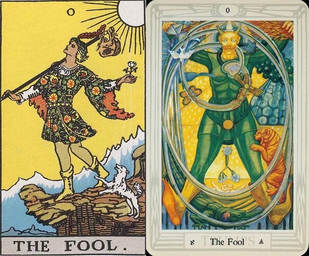 Слева Шут таро Райдера Уэйта, справа таро Алистера Кроули.