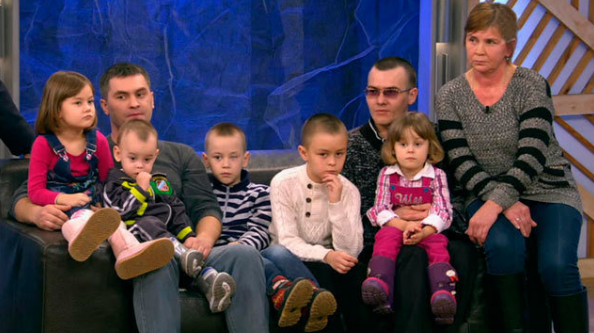 Сергей со своими детьми на телешоу “Пусть говорят”. Источник: Яндекс. Картинки