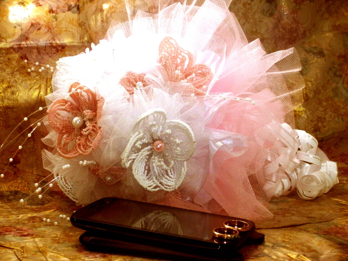 Из бисера я себе на свадьбу делала букет, до сих пор стоит дома на полке)