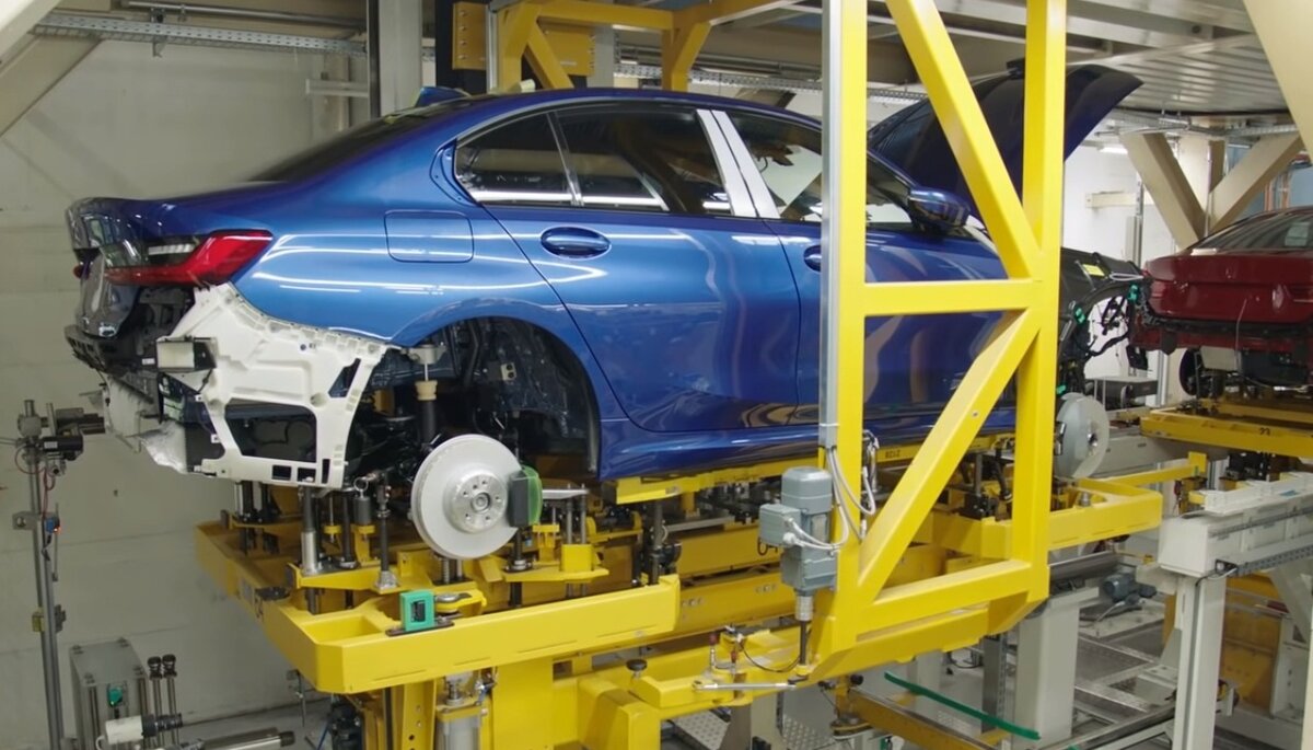 Сборка автомобилей BMW на заводе в Мюнхене