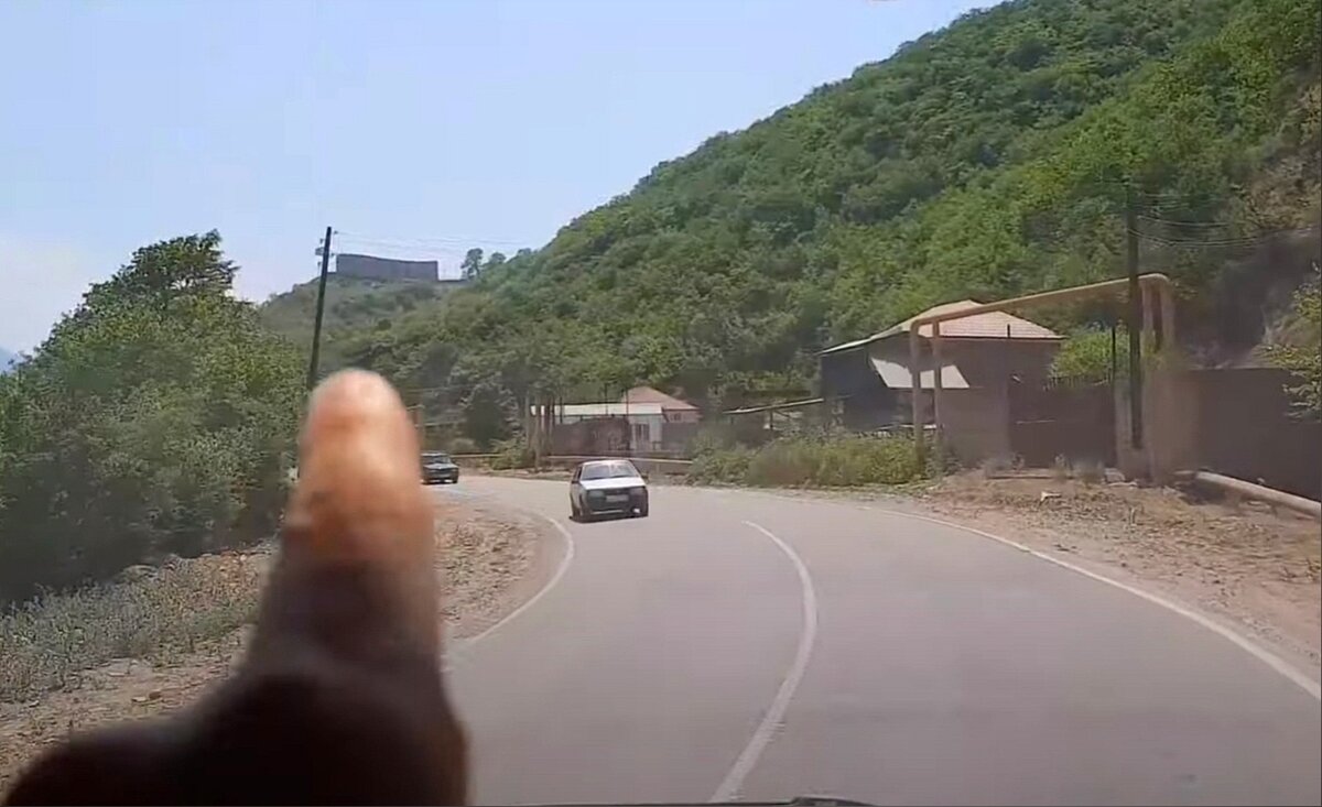 Крепость часто не замечают и проезжают мимо.