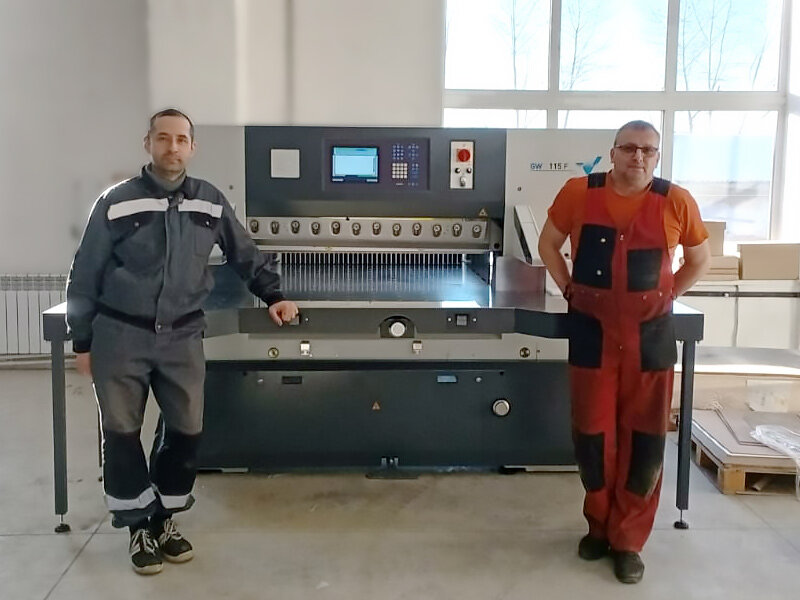 Запуск новой бумагорезательной машины Guowang GW115F в компании «АВЕРС»
