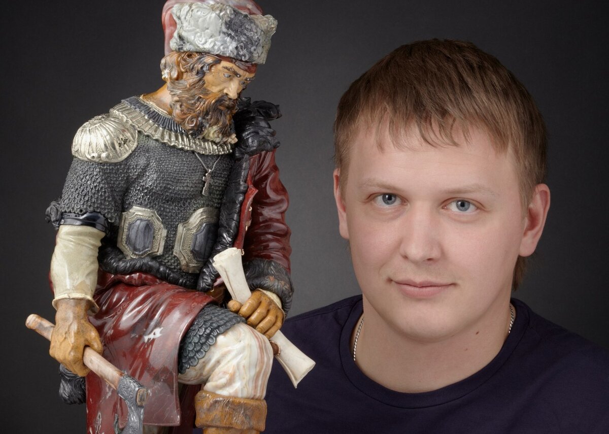 Иван Голубев со своим произведением "Ермак". Источник фото: m.123ru.net 