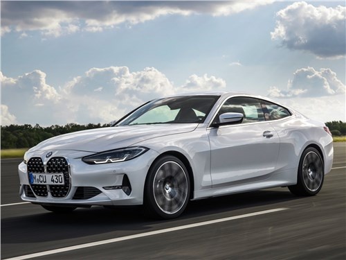 BMW4 – компактный автомобиль представительского класса в кузове купе от известного немецкого бренда. Выпуск этой серии начат в 2013 году. Существует несколько модификаций данного авто.

Второе поколение купе заметно отличается от первого внешним дизайном и оформлением салона, а также некоторыми техническими новшествами. Авто получило полностью светодиодную оптику и стало более обтекаемым. Передние фары и задние фонари обладают необычным рисунком. Также изменился дизайн переднего бампера и радиаторной решётки. Задние фонари состоят как бы из двух частей. Машина будет комплектоваться оригинально оформленными литыми дисками R19, призванными подчеркнуть спортивный характер роскошного баварца.

В салоне появилась полностью цифровая панель с огромным сенсорным дисплеем. Купе будет оборудоваться усовершенствованной мультимедиа с расширенным функционалом и большим экраном. Авто получит такие новые опции, как система автоматического торможения, система, предупреждающая о вероятности ДТП, система контроля движения в полосе и некоторые иные, обеспечивающие максимальный уровень безопасности на дороге.

РАЗМЕРЫ
Габариты БМВ 4 серии в кузове купе немного изменятся для улучшения аэродинамических качеств и повышения управляемости. Теперь его длина составит 4768 мм, ширина – 1852 мм, высота - 1383 мм. Колёсная база премиального немца равна 2810 мм, а клиренс – 145 мм. При столь малом дорожном просвете говорить о проходимости не приходится. Даже плохая дорога может стать для купе настоящей проблемой. Поэтому оно создано для эксплуатации только в городских условиях и на трассе.

На сегодняшний день точных данных об объёме багажника спортивного роскошного купе второго поколения ещё нет. Но, вероятнее всего, он будет примерно таким же, как и у «четвёрки» предыдущей генерации. Объём багажного отсека, равный 445 литрам, позволяет перевозить довольно крупные грузы или большое количество вещей и предметов.

ДВИГАТЕЛЬ И ТРАНСМИССИЯ
BMW4 в кузове купе будет выпускаться с бензиновыми и дизельными двигателями различной мощности. Их характеристики могут отличаться в зависимости от рынка сбыта. В линейке моторов баварца появится и умеренный гибрид.

По сегодняшним данным, в Россию спорт-купе будет поставляться с дизельным двигателем и двумя типами бензиновых моторов. Дизель имеет объём 2 литра и выдаёт мощность 190 «лошадок». Двухлитровый силовой агрегат на бензине оснащён турбиной. Его мощность составляет 184 лошадиных сил. Мощность бензинового двигателя объёмом 3 л равна 387 л.с. Этот мотор также турбированный. Авто обещает стать невероятно быстрым. Его время разгона до 100 км/ч составит от 4,5 до 7,5 секунд в зависимости от типа силового агрегата. Максимальная скорость равна 240-250 км/ч. При этом расход топлива должен быть относительно небольшим для столь впечатляющих скоростных и мощностных показателей.

Автомобиль планируется оснащать улучшенной спортивной восьмиступенчатой автоматической трансмиссией.

Купе будет доступно, как с задним, так и с полным приводом.