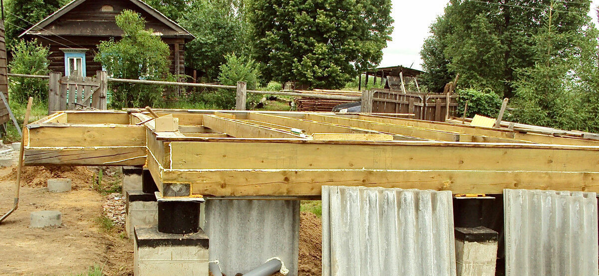 После проверки прямоугольности периметра, путём промера диагоналей, на брус 200*200 уложил нижнюю обвязку каркаса дома и нижние перекрытия из доски 200*50 .