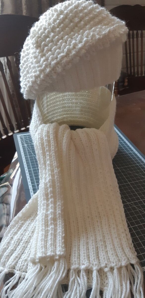 фото 2 - берет с шарфом