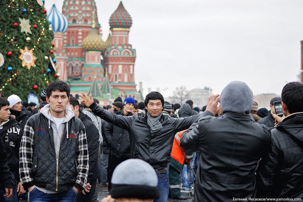 Наше время сейчас. Фото мигранта возле храма Василия.