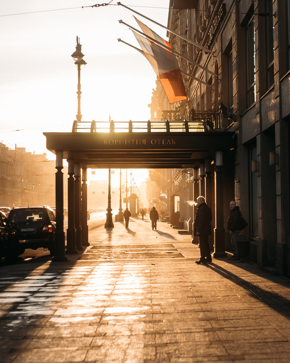 Кинематографично курящий, мужчина