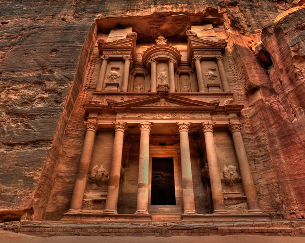 Петра. Иордания.
Источник: https://stylemnl.net/wp-content/uploads/2016/10/PETRA-JORDAN-TRAVEL.jpg