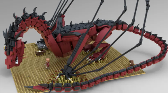 Смауг на горе из золото. Благодаря минифигурке виден масштаб дракона!