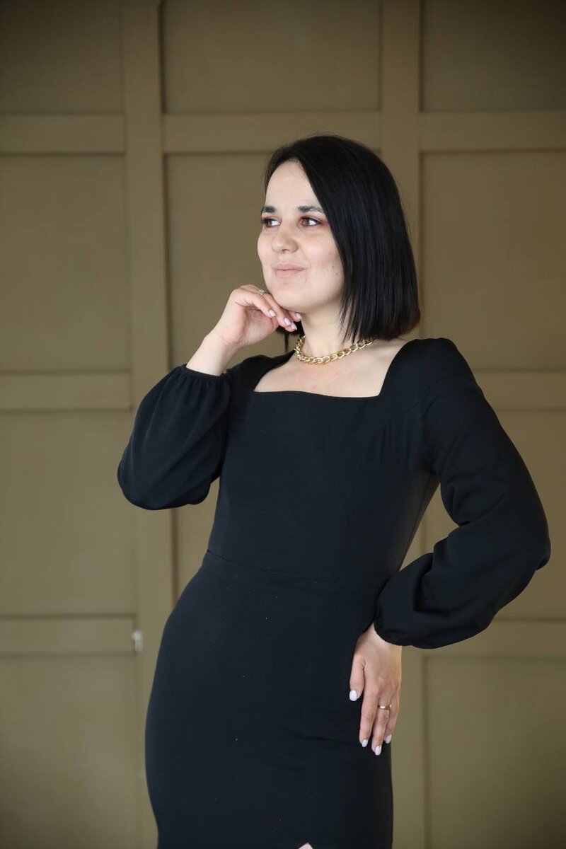 Я, как и обещала себе, влезла и сфотографировалась в этом платье.