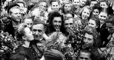 О дне Победы в 1945 году, рассказанной мне Мамой!
Сегодня расскажу историю, рассказанную мне моей Мамой, о дне Победы. Мама тогда была народным заседателем в суде. И ей пришлось вот такое дело рассматривать, в 1945 году. Тогда был величайший праздник, вся страна воевала, тыл тоже воевал, воевал у станков, мужчин сменили дети и женщины, и все силы отдавали победе! Моей Маме тогда только исполнилось 18 лет, она тоже готовилась к войне, защищать Родину. Мама закончила курсы снайперов, на фронт не попала ввиду окончания войны, но она, как и весь народ страны готовилась ее защищать. Поэтому для страны это был величайший праздник, день Победы.Мама была народным заседателем вот в таком деле, причиной которого и стал день Победы, в 45 году, который праздновали в тылу. Там на вокзале торговали вином, ну как молоком, из бочки. Вот продавец, которая была девушка, в этот день безплатно, в порыве, стала наливать военным и не только вино.А вино это было государственное, когда бочка опустела, а денег в кассе не оказалось, ее просто арестовали, и заключили под стражу.Расхищение - налицо. А бюрократы, и тогда были бюрократами, и сразу состряпали дело. Продавец, молодая еврейская девушка, оказалась в тюрьме. Еврейская диаспора оказалась человечнее бюрократов, они собрали деньги, и ликвидировали недостачу!Но дело, тем более о растрате, и еврейкой, пошло в суд! И уже было не остановить, но Мама в суде выступила в защиту, устыдив суд, суд оправдал девушку, которая в порыве святом, совершила преступление, стремясь подарить праздник военным и не только! Диаспора еврейская была благодарна, и пусть говорят иные про жидов,но не надо путать евреев и жидов, порой русские или хохлы, жиды покруче бывают!Вон на Украину гляньте. Знаю,тема - сложная! Сам не раз был забанен тут, в нете! И часто по навету укропскому, вот где - расчеловечение ныне массовое. Оставайтесь людьми, и русским не позволительно безнравственность! И без разницы какой нации - русский. Есть и русские евреи, есть русские чеченцы, есть русские украинцы, их объединяет нравственное отношение к жизни! А русским, тем более нельзя,без нравственности! Вокруг кого тогда соберутся люди?С днем Вас Победы!