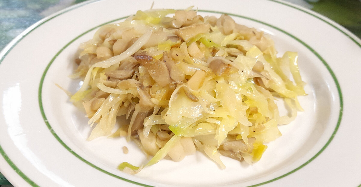 Капуста, припущееная с грибами и луком