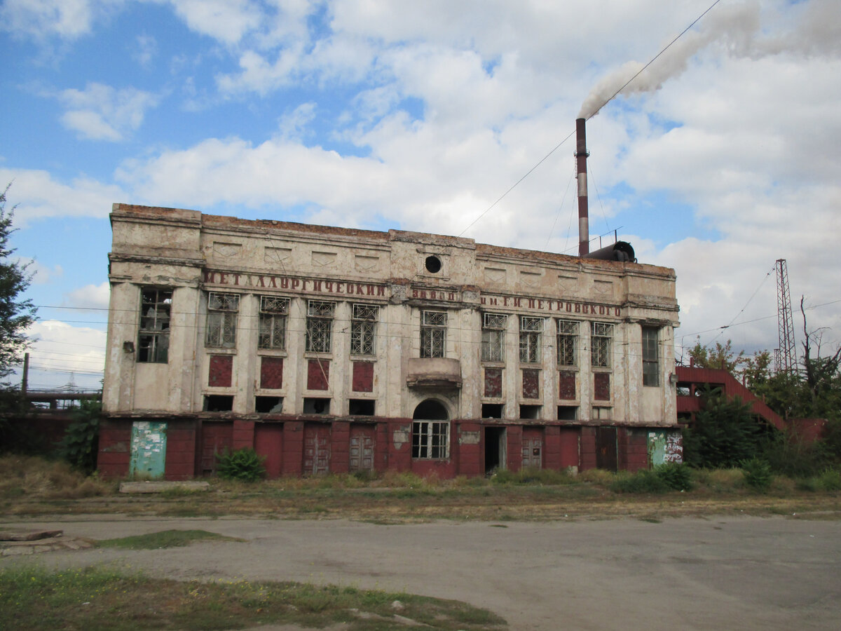 Проходная завода им. Петровского около ст. метро Металлургов. Сейчас заброшена. Фото автора, 2019 год. 