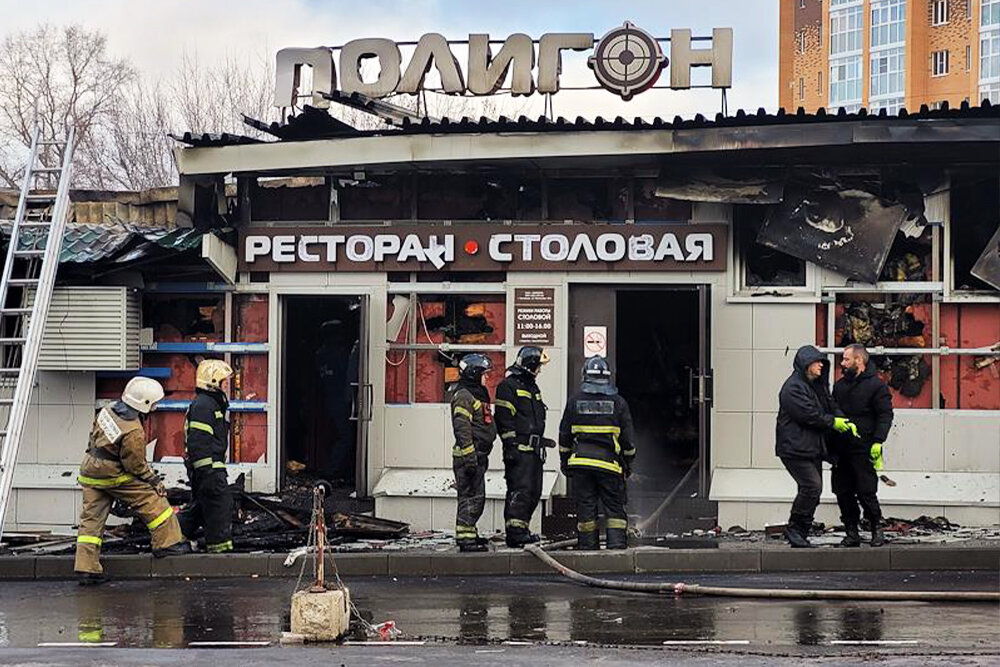 Последствия пожара в клубе «Полигон». Пожарные на месте трагедии Фото: Александр Тихонов / Коммерсантъ