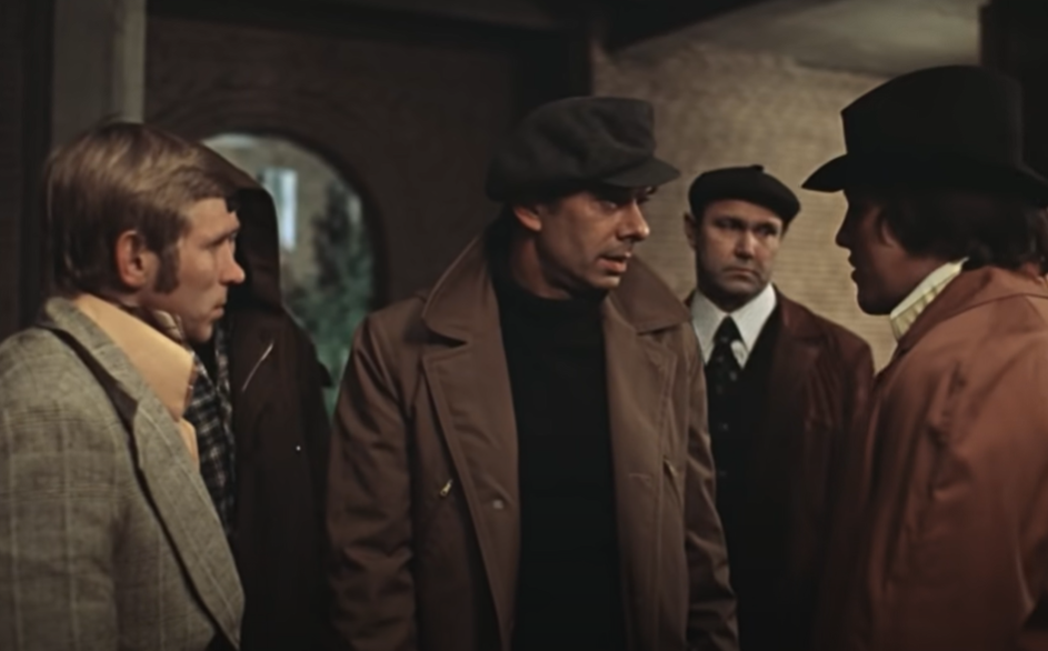 Милые дети, которых ужасно избил Гоша, кадр из фильма "Москва слезам не верит" 