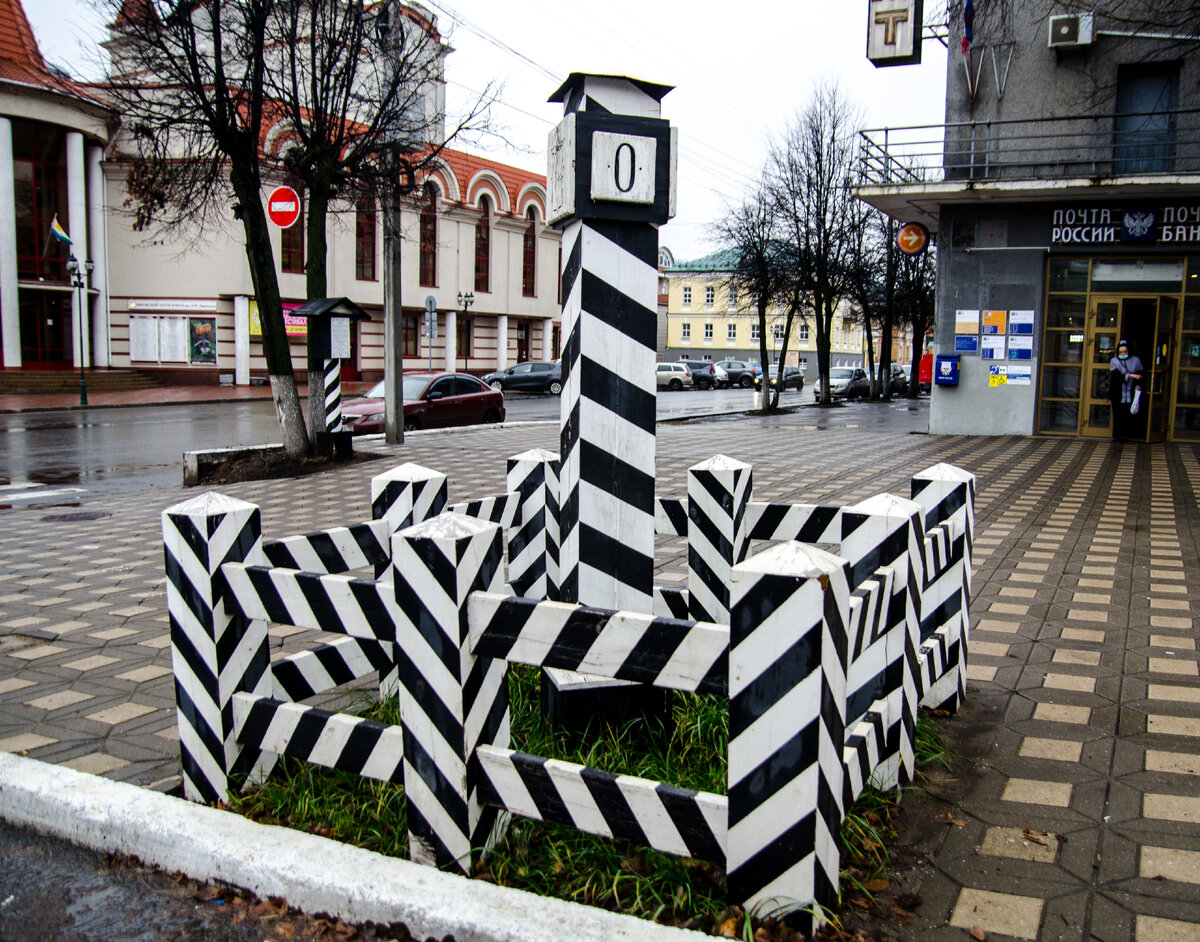 Нулевой верстовой столб на углу улиц Спасской и Володраской, Киров.