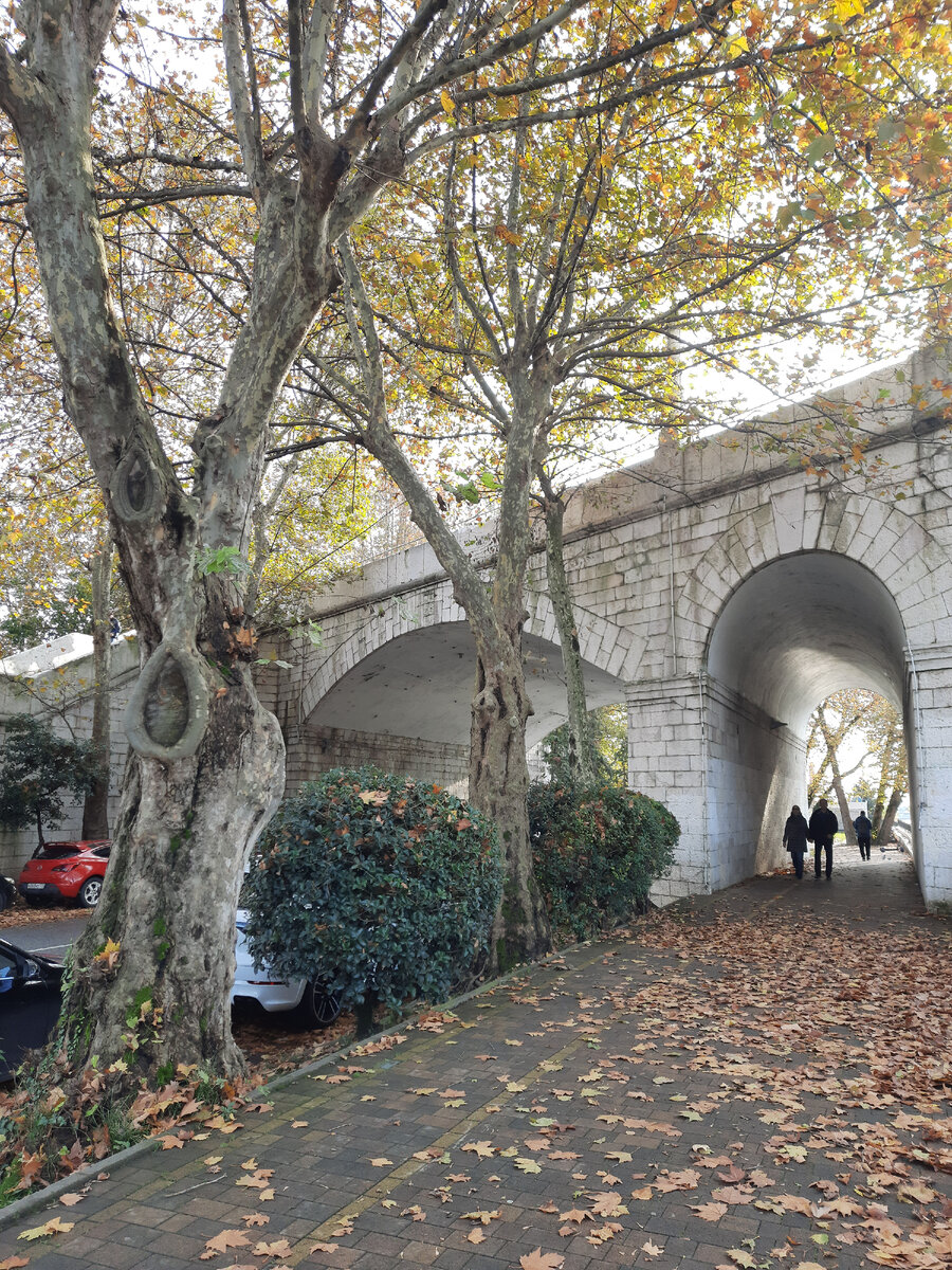 На набережную спустились с моста, который идёт над рекой к "Ривьере"
