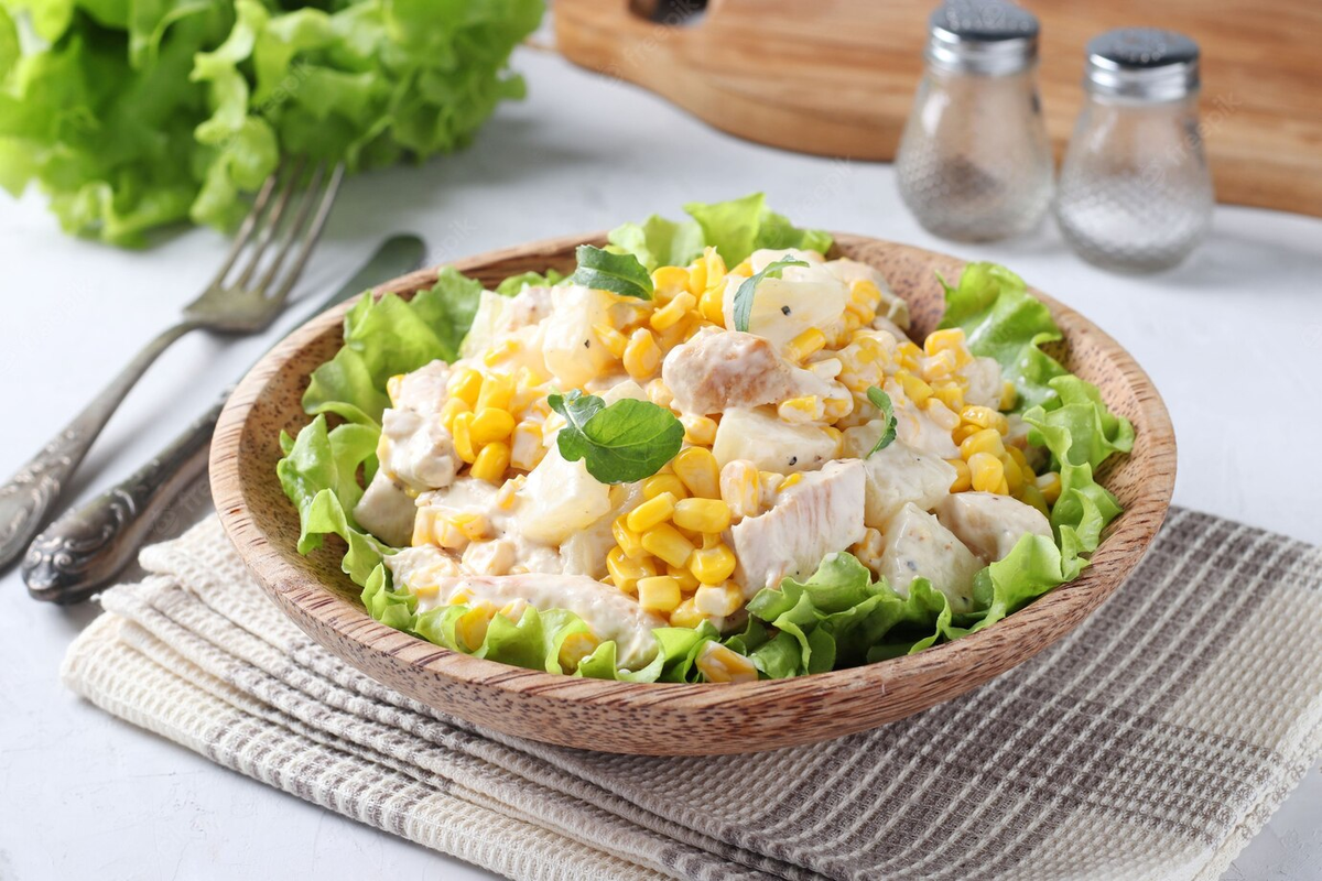 Салат с ананасом яйцо сыр. Салат с ананасом и курицей. Салат с куриным филе и кукурузой. Салат фантазия с курицей. Салат курица ананас кукуруза.