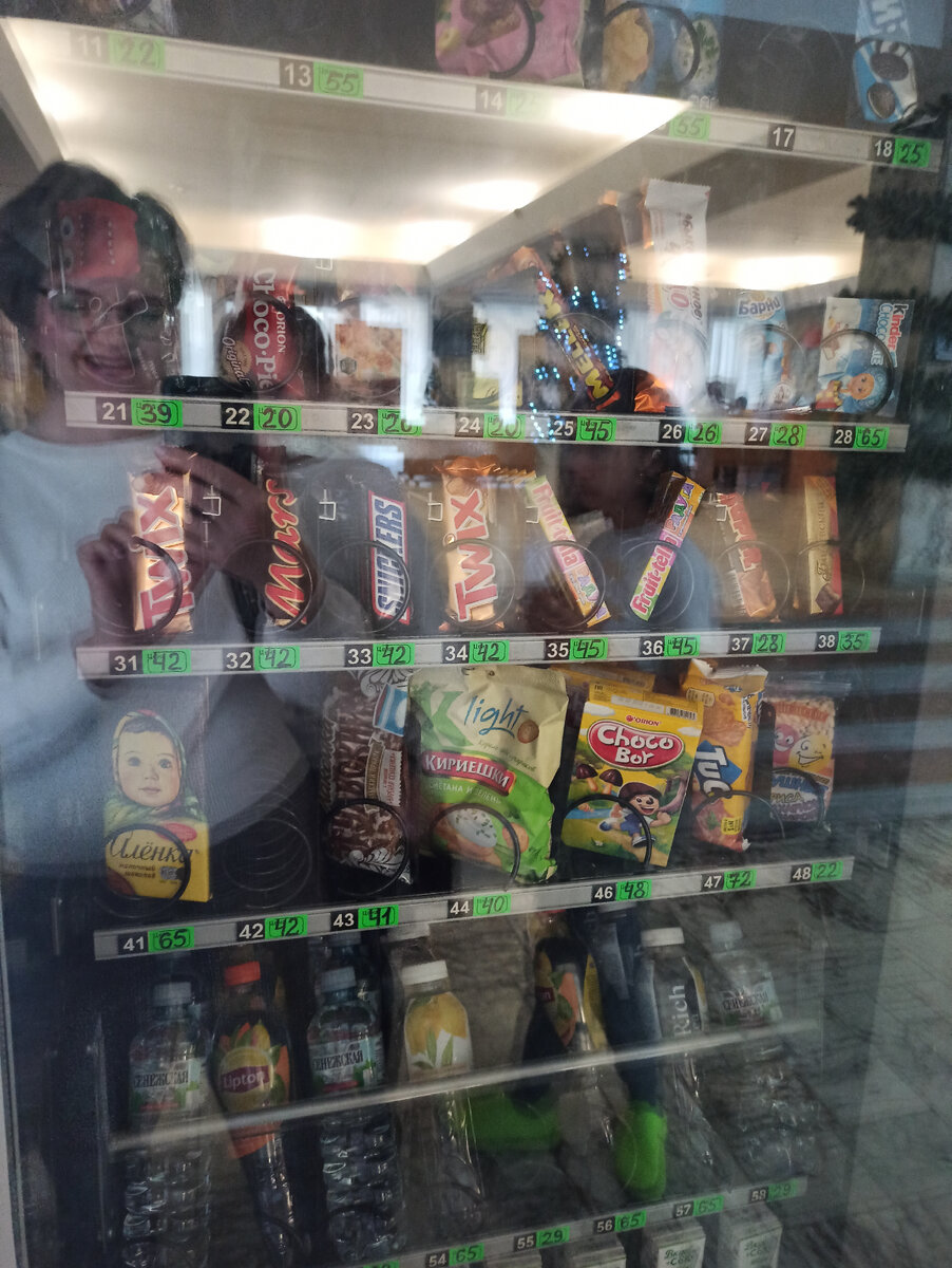 Фото автора. В ходе исследования данного вопроса я сегодня на перемене с одной из групп спустилась к нашему снековому автомату, изучила ассортимент, цены