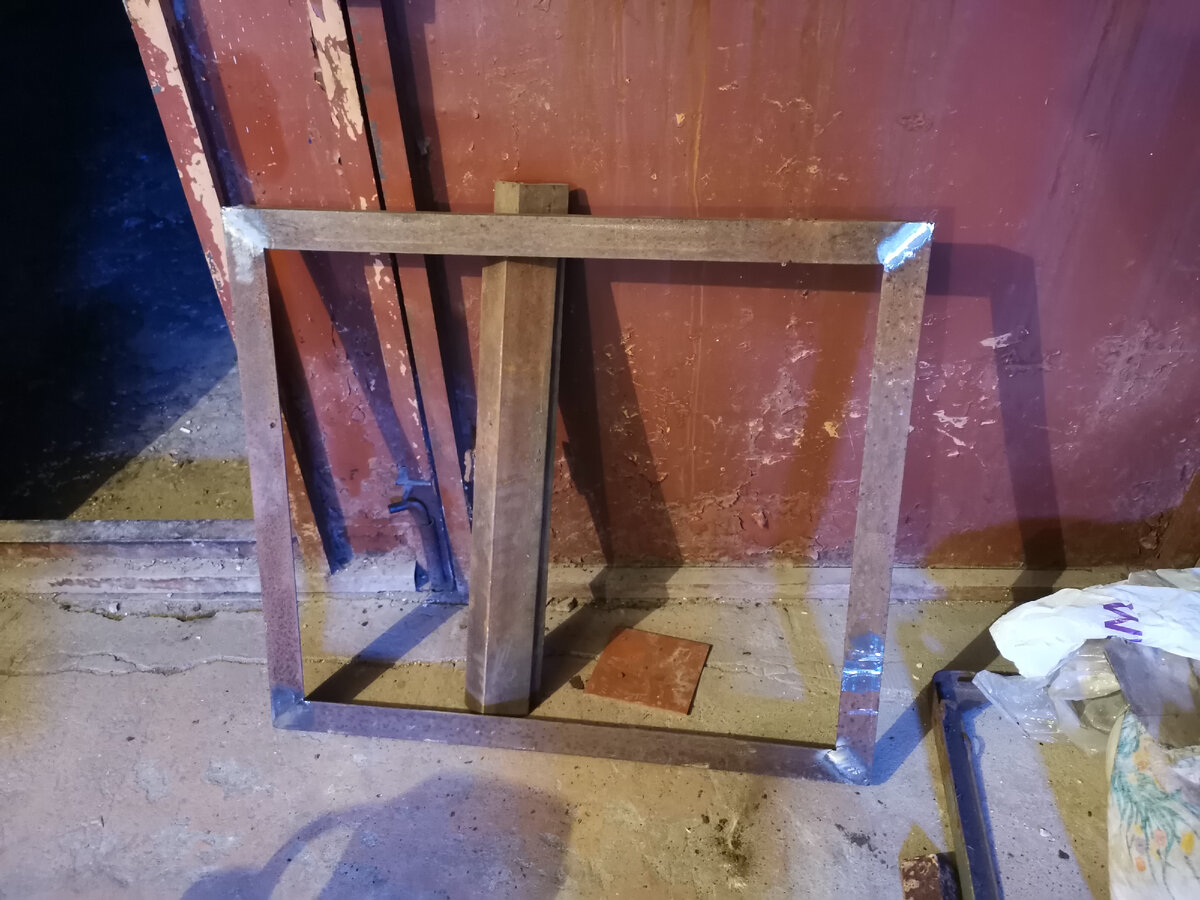 Для начала сварил рамку 865х745 она же основание столешницы 