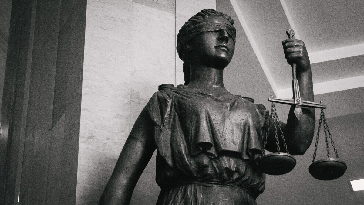     Прокуратура также требует возмещение морального вреда.