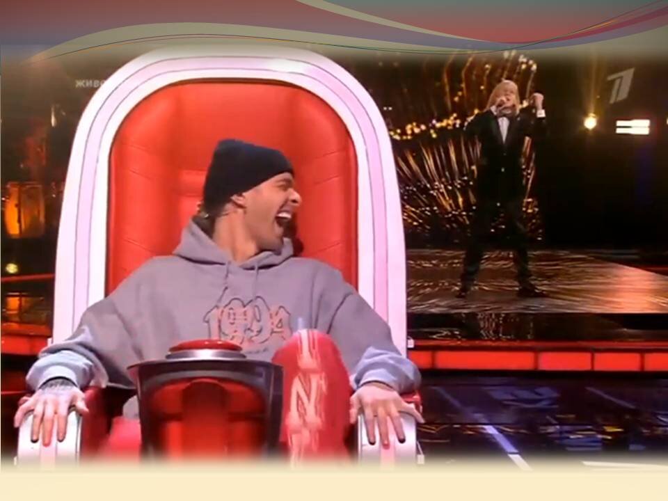 У  Егора приступ  веселья  во время  исполнения  Д.Клюжиным  песни  на итальянском  языке