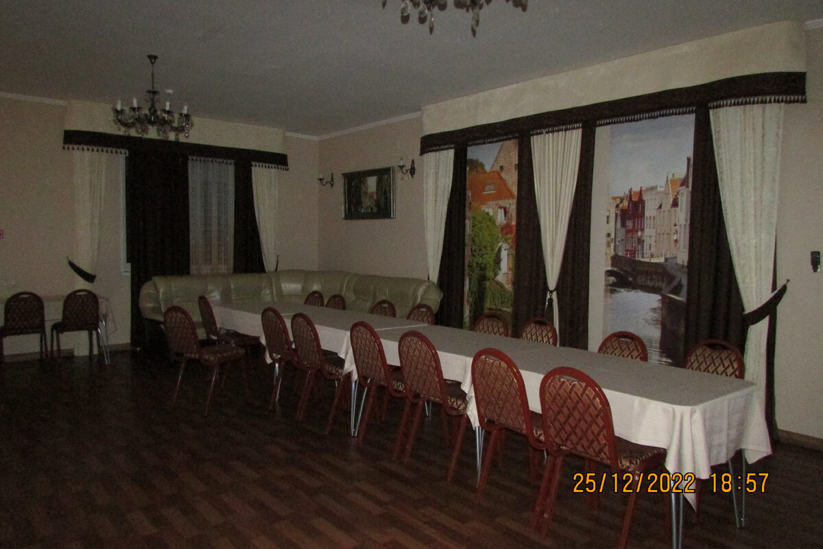 Холл на первом этаже. Неплохо для корпоратива