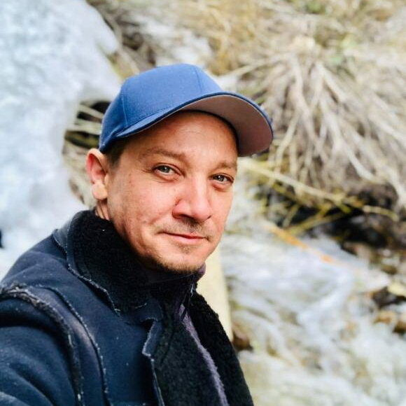     Джереми Реннер попал в больницу после уборки снега
