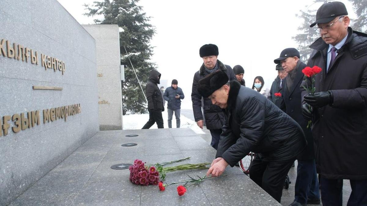    Возложение цветов к мемориалу "Тазгым" в Алматы:t.me/almaty_akimat