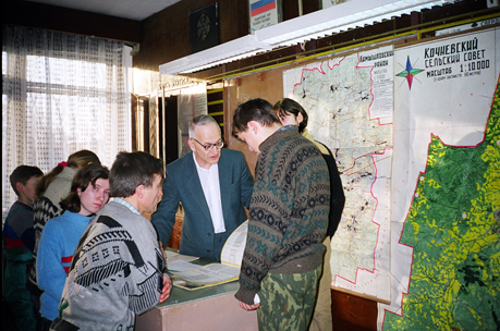 Путешественники камышловского клуба "Гренада" в музее Кочневской школы. Н.С. Гобов в центре.