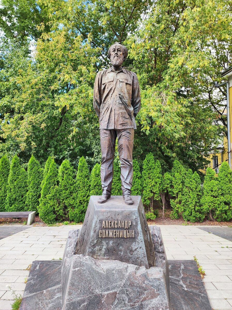 Памятник Александру Солженицыну в Москве. Источник — dzen.ru/pa_myatnik 