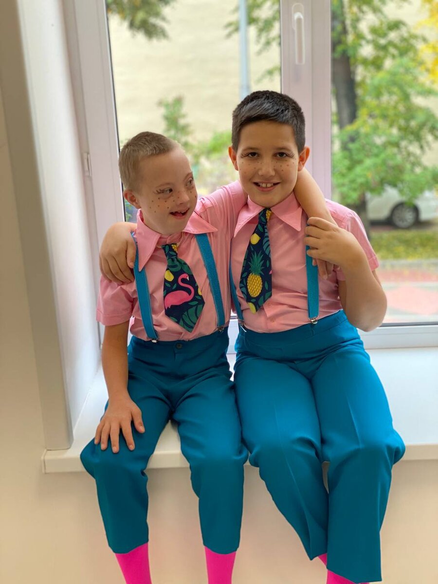 Леон в сценическом образе, с приятелем из танцевального коллектива