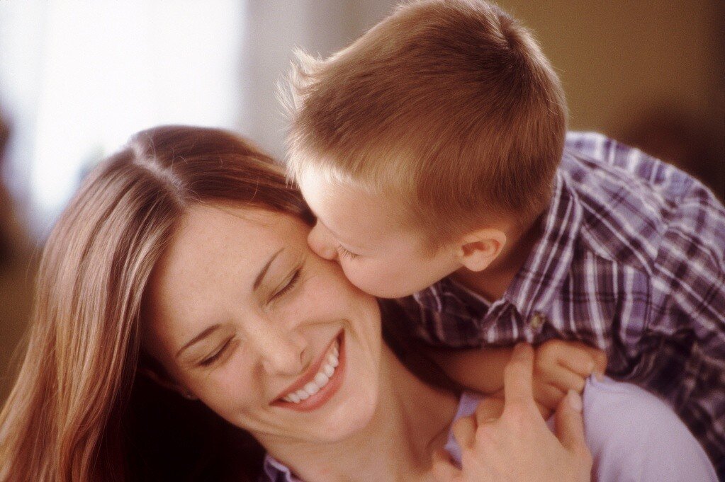 Фото рассказы сын. Поцелуй мамы. Мама целует. Мама целует малыша. Мальчик обнимает маму.