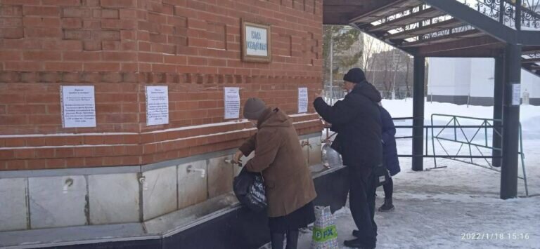    В храмы Оренбурга за святой водой можно приходить 18 января сразу после Крещенских служб Андрей Севостьянов