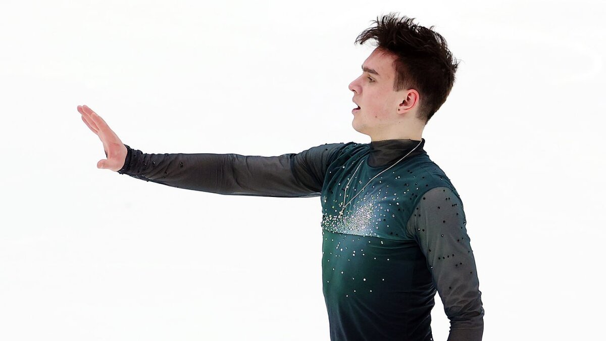 Макар начал выступление отлично, но закончил со степ-аутом на акселе. Он прыгнул четверной риттбергер, каскад четверной тулуп+тройной тулуп. Однако Макар как обычно устал во второй половине проката, недоделывал вращения. Во время дорожки шагов он катался мимо акцентов музыки. 