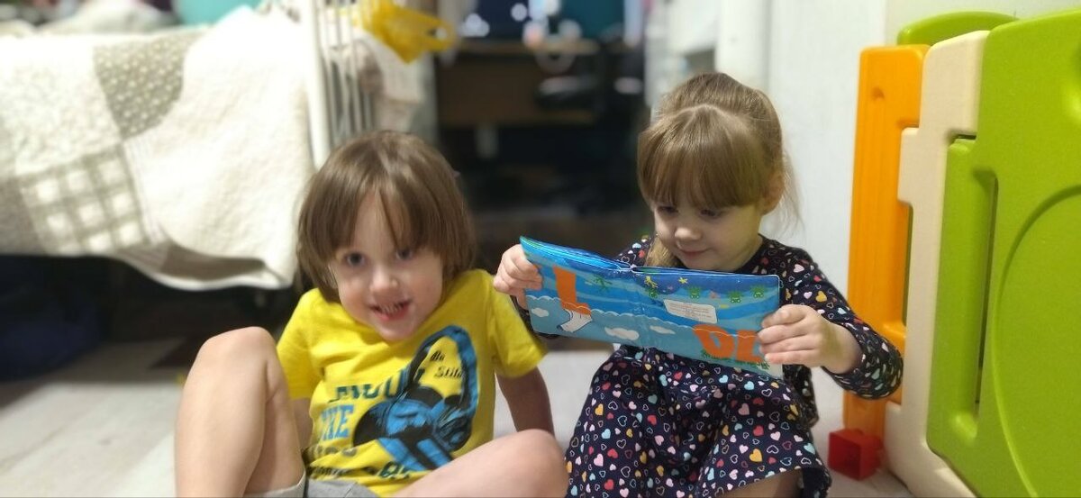 Ваня в роли гоночной машины. Алиса в роли читателя. Да-да, книга перевёрнута, но её было не остановить