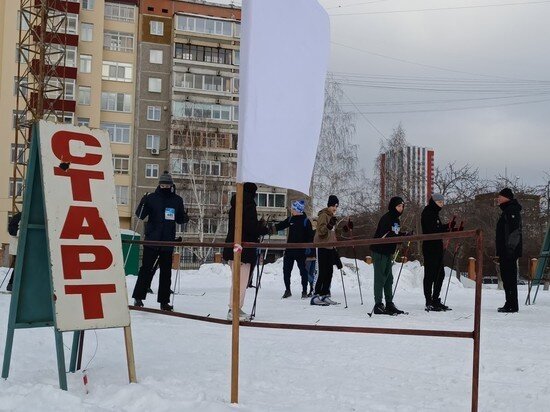     Старт гонки "Лыжня России - 2023" в Юго-Западном микрорайоне. Фото: Николай Курилов / "МК-Урал".