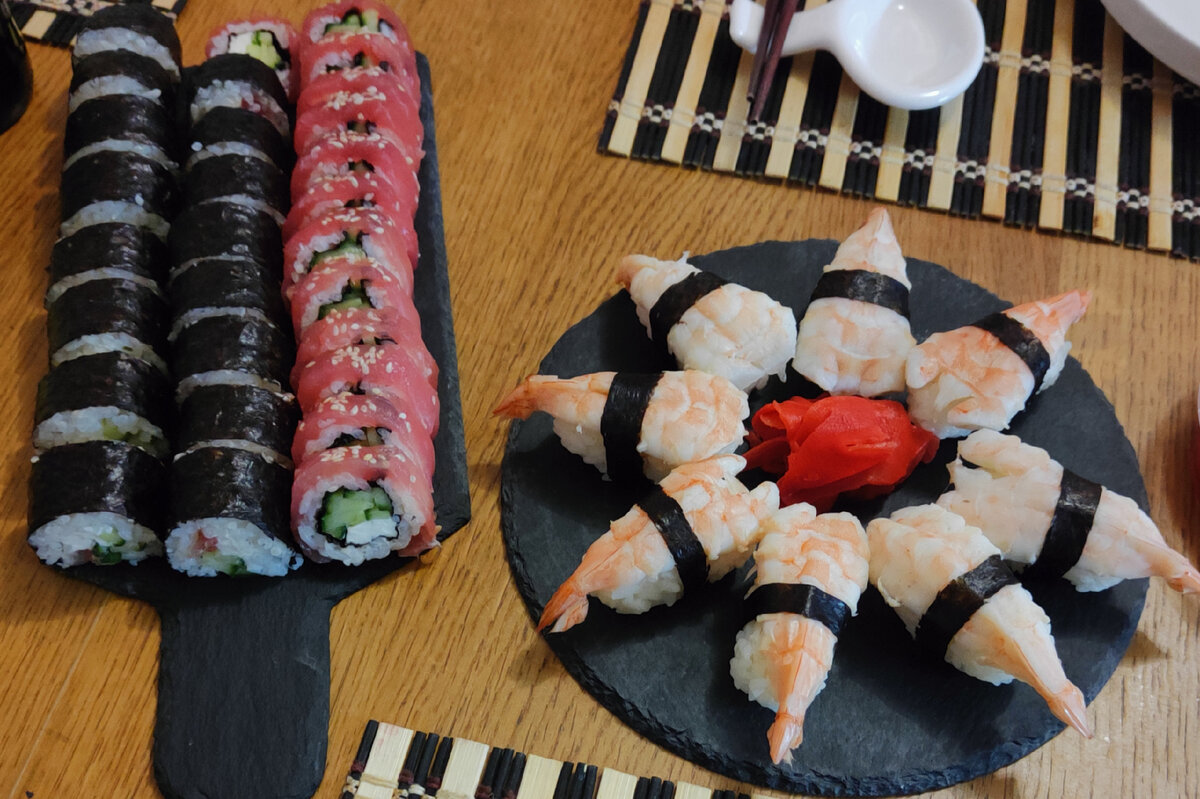 Домашние роллы и суши часто бывают в нашем меню. Предпочитаем есть их на ужин 😊, запивая зелёным чаем 🍵🫖 Ещё очень актуально летом, когда не хочется ничего горячего, жирного, жареного, не хочется стоять у раскалённой плиты и греть духовку 😋