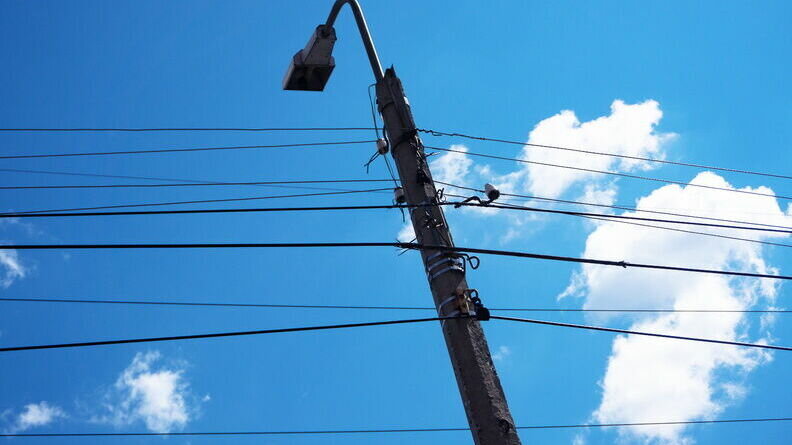     В Ростове-на-Дону столб упал на многоквартирный дом на улице Шаумяна, сообщили горожане в соцсети «ВКонтакте».