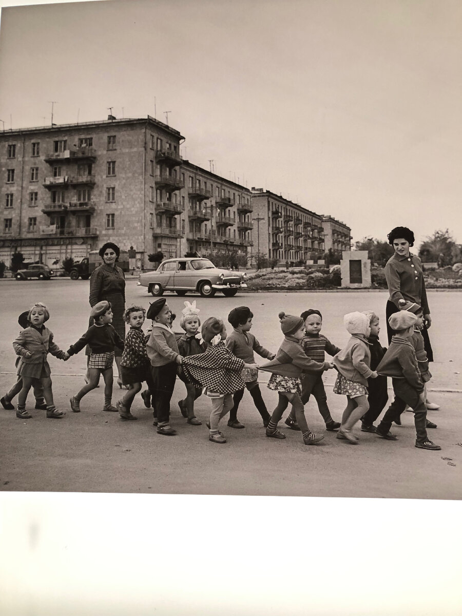 Зал с фотографиями тех лет. Представлены в интересном формате. 