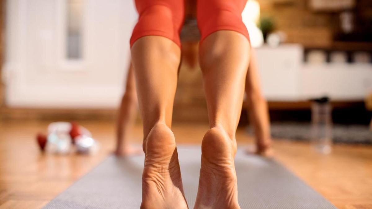    Девушка качает икры ног:Freepik