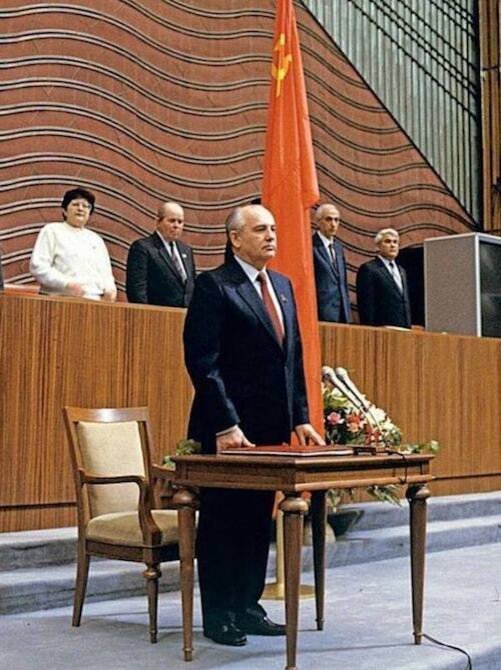 Вступление Михаила Горбачёва в должность президента СССР. 