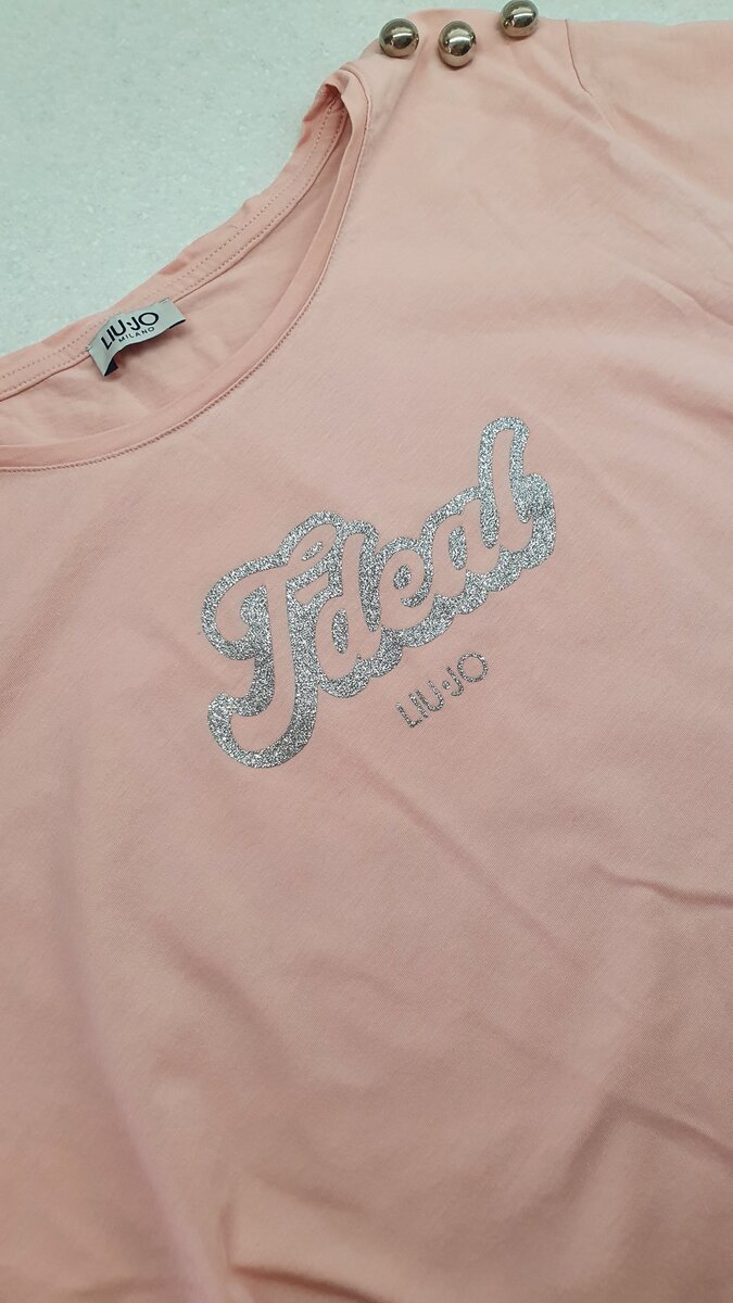 Приятный розовый, ненавязчивая надпись с указанием бренда.