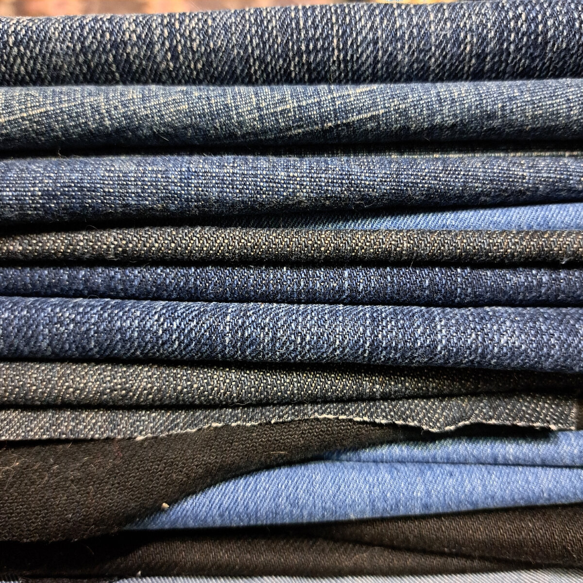 Обрезала все швы, получились лоскуты ткани. Пороть не стала, долго это, да и кому нужно 