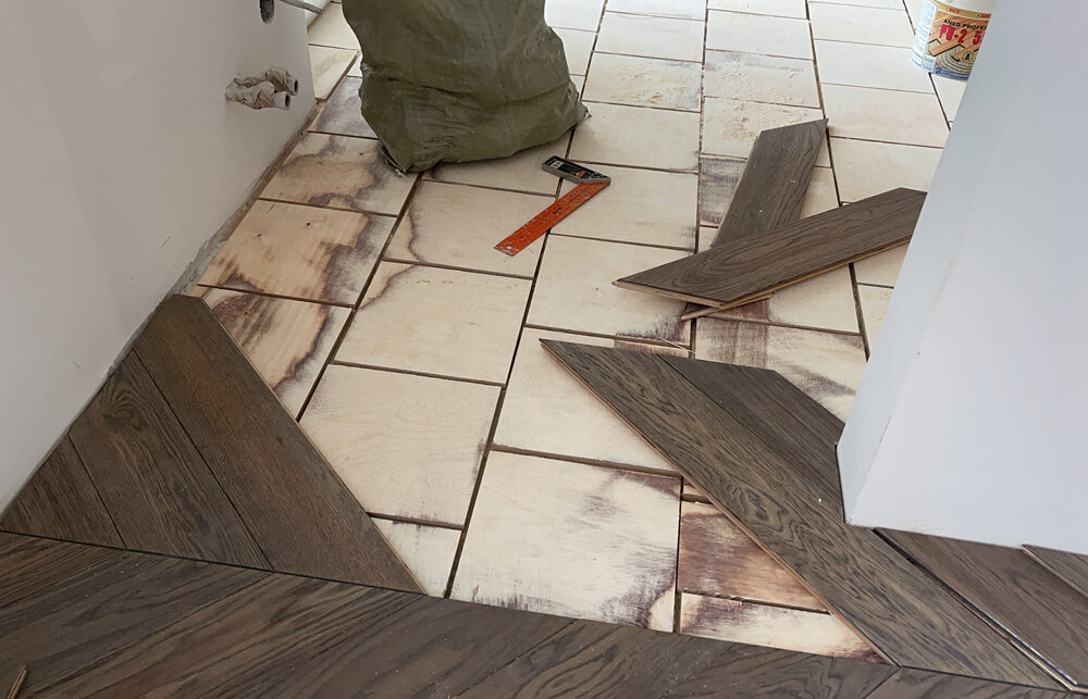 Процесс укладки инженерной доски на стяжку